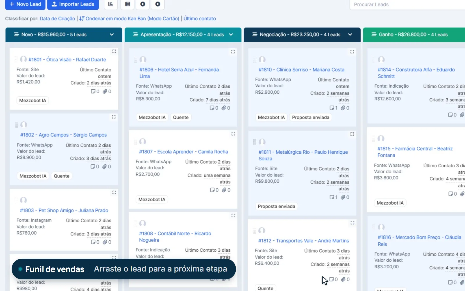 Vídeo do Vecchio CRM com dados de exemplo: no funil Kanban, o lead Agro Campos é arrastado da etapa Novo para Apresentação e o valor somado das etapas se atualiza.